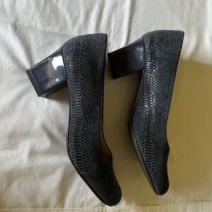 Trotters Pumps, Navy Lizard, size 7 Wide.  Like new.